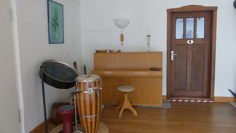 Frauenlandhaus-Saal-Musikinstrumente-Trommeln-Klavier